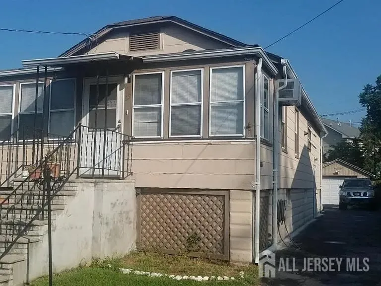 28 SILZER AVE Woodbridge, NJ 08830