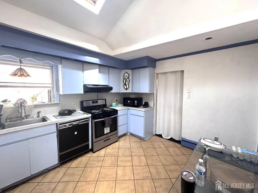 28 SILZER AVE Woodbridge, NJ 08830