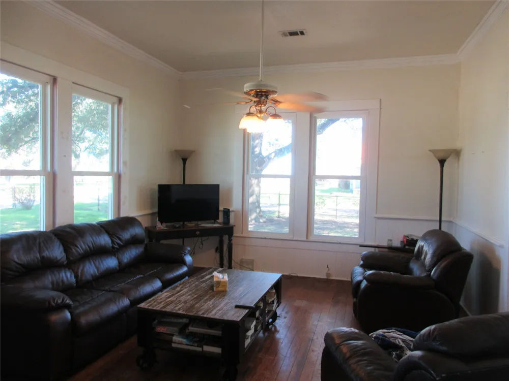 607 S First Street S Rosebud, TX 76570