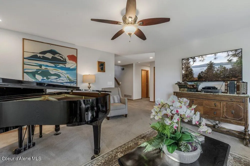 11413 Summit Loop Hauser, ID 83854