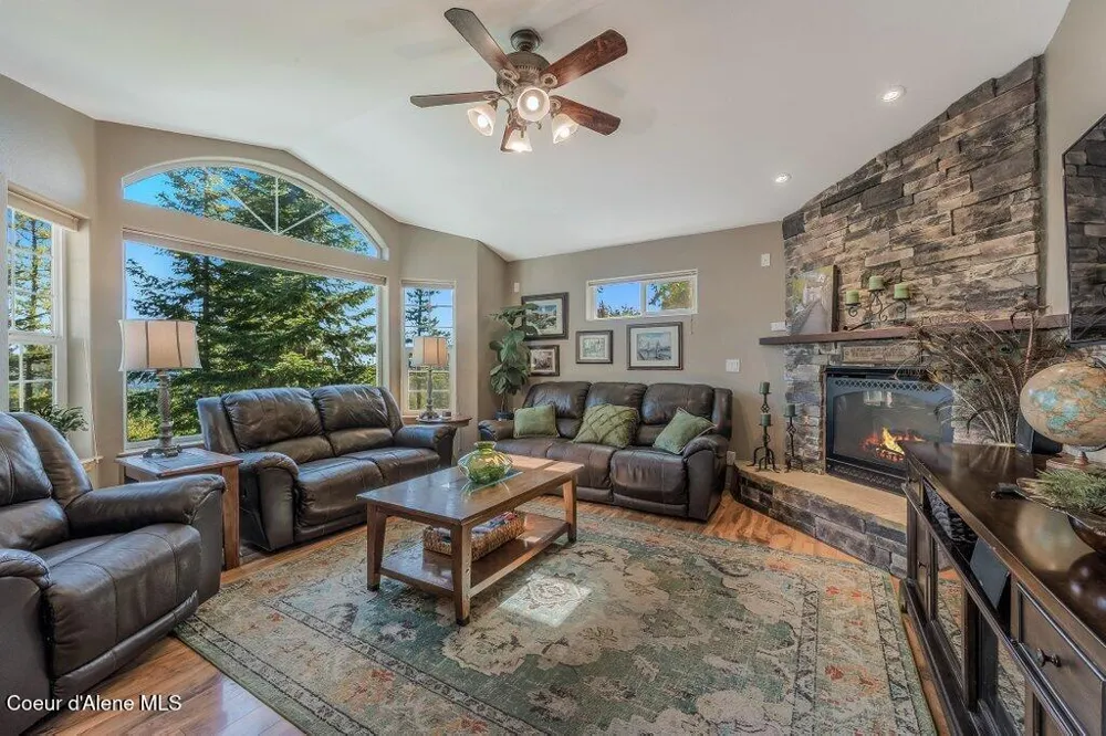 11413 Summit Loop Hauser, ID 83854