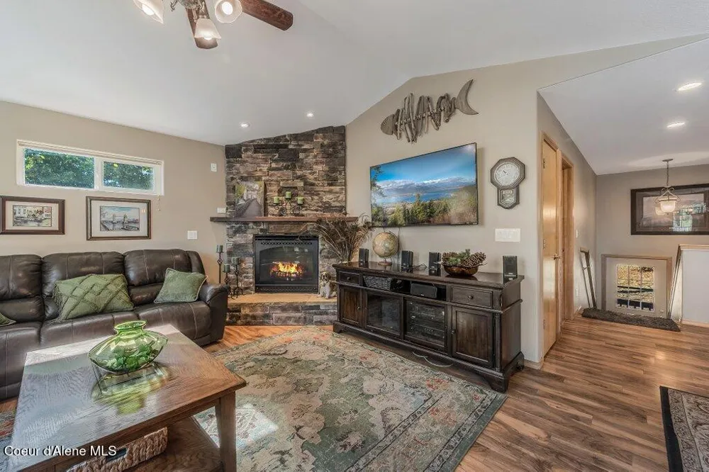 11413 Summit Loop Hauser, ID 83854