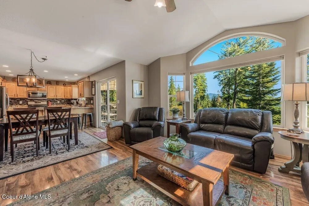 11413 Summit Loop Hauser, ID 83854