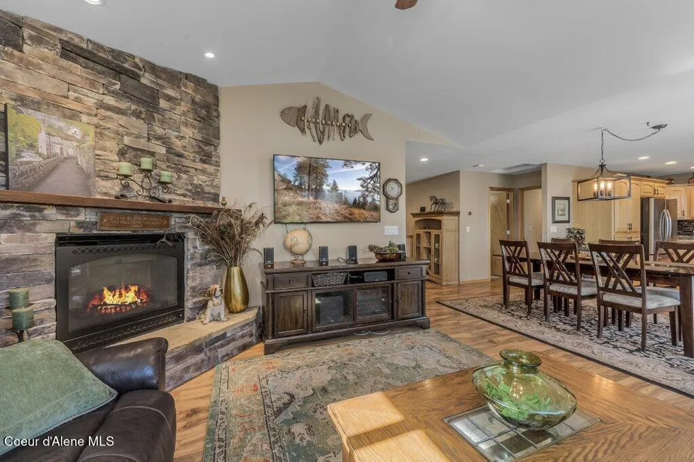 11413 Summit Loop Hauser, ID 83854