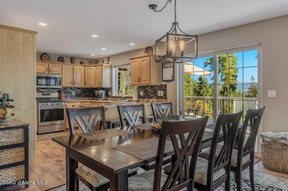 11413 Summit Loop Hauser, ID 83854