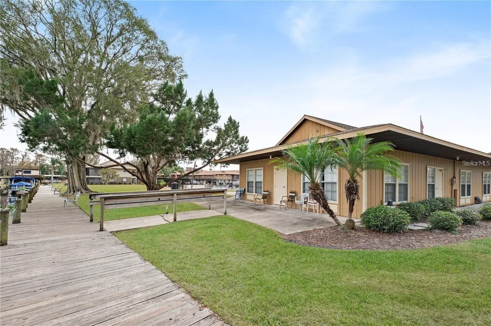 1640 JUNO TRAIL #204C Astor, FL 32102