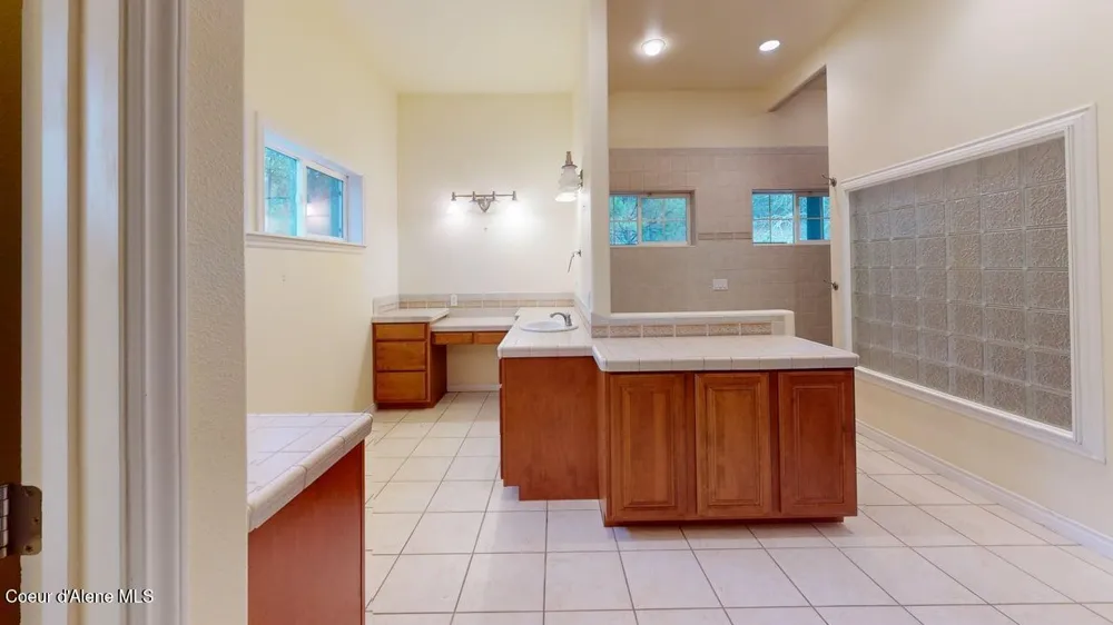 18772 W Riverview Drive Post Falls, ID 83854