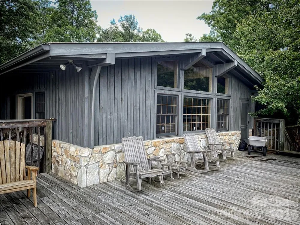 2736 White Oak Flats Road Green Mountain, NC 28740