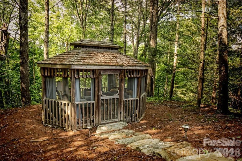 2736 White Oak Flats Road Green Mountain, NC 28740