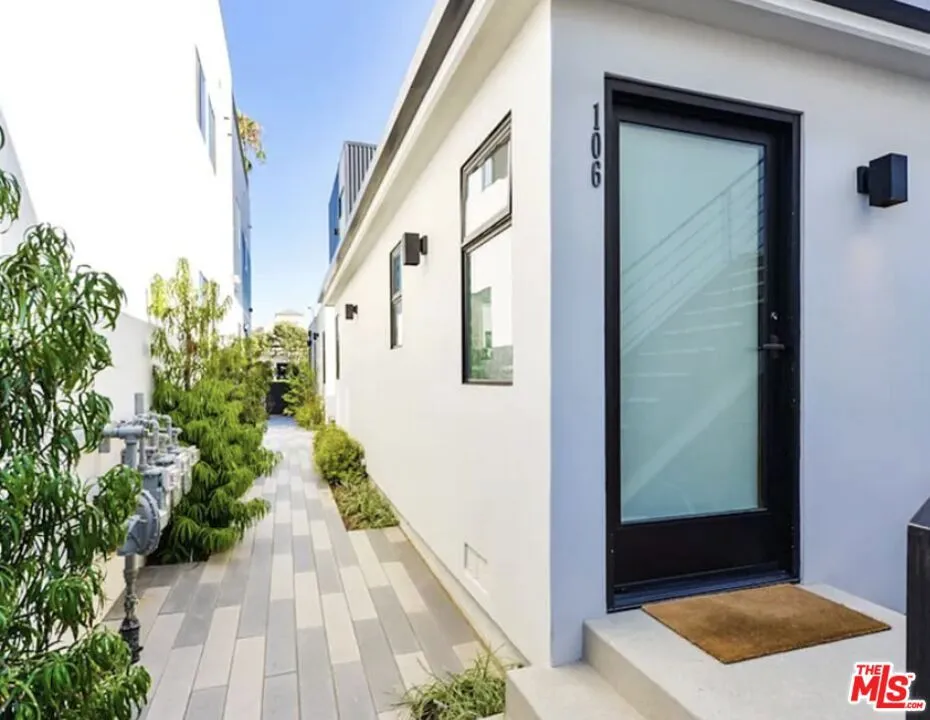 483 Washington Boulevard