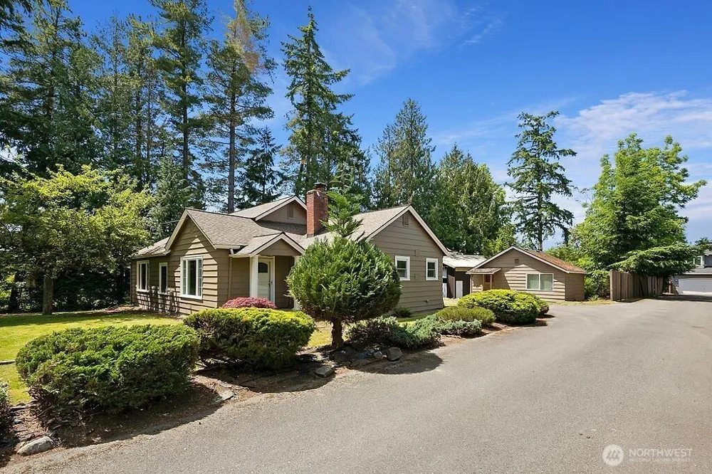 1564 NE Serpentine Place