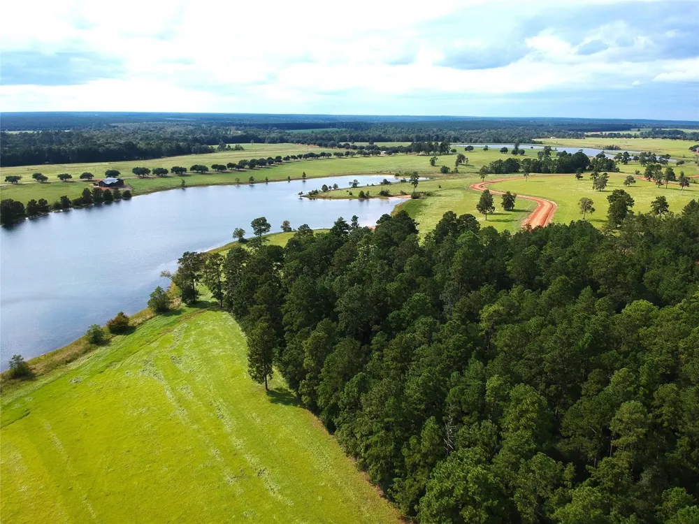 25 E Lakeland Court Hillister, TX 77624