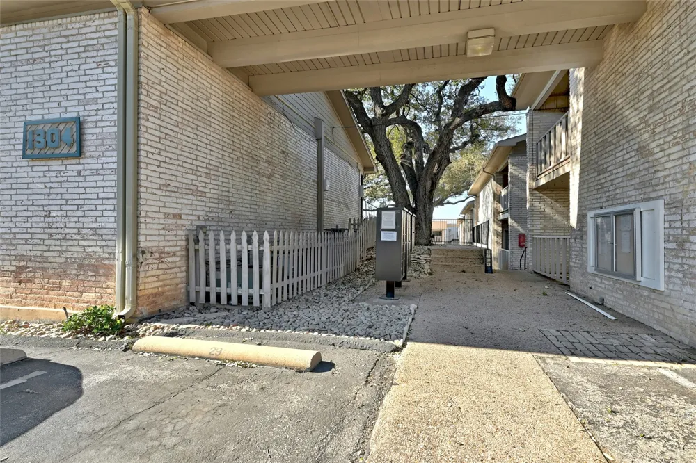 1304 Summit Street #101 Austin, TX 78741