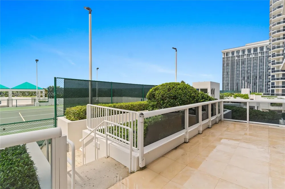 4775 Collins Ave #507