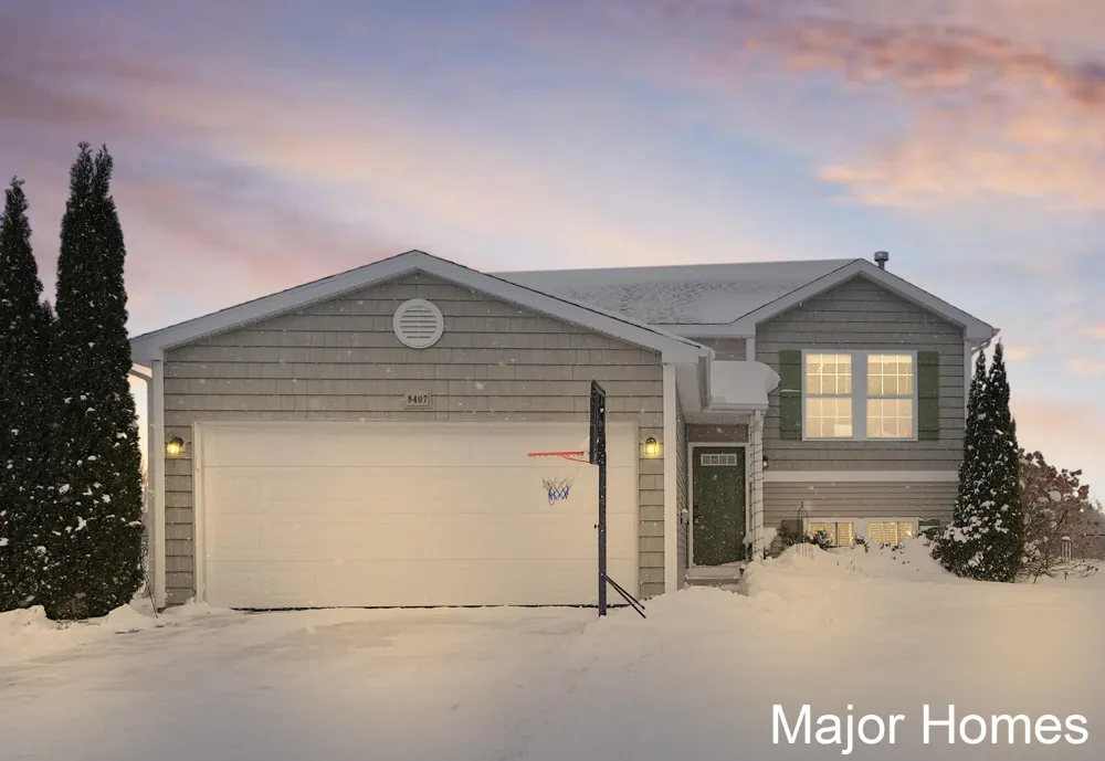 8407 Pebble Drive NE