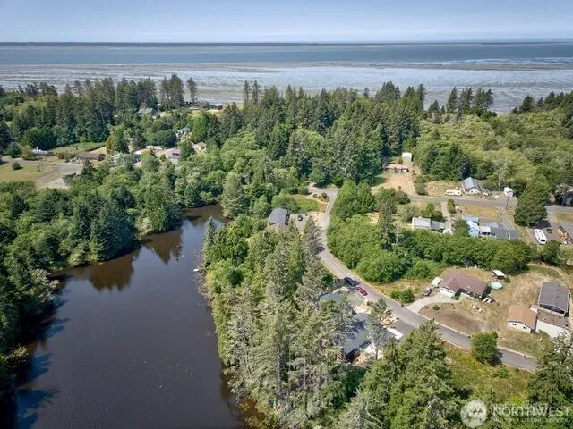 4 Sunrise Lane South Bend, WA 98586