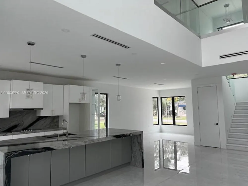2 Hough Dr Miami Springs, FL 33166