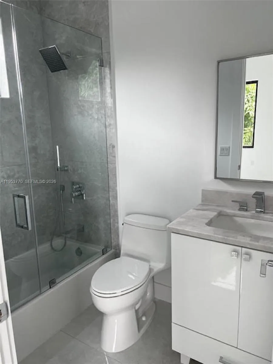 2 Hough Dr Miami Springs, FL 33166