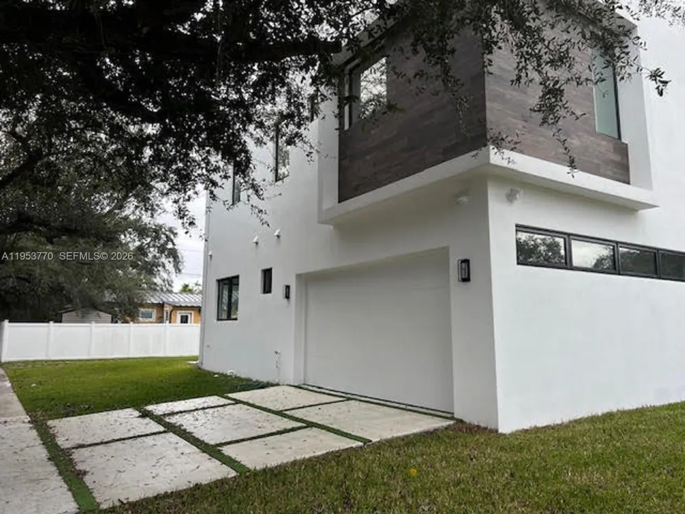 2 Hough Dr Miami Springs, FL 33166