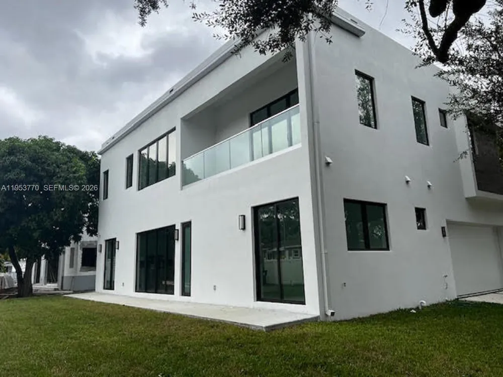 2 Hough Dr Miami Springs, FL 33166