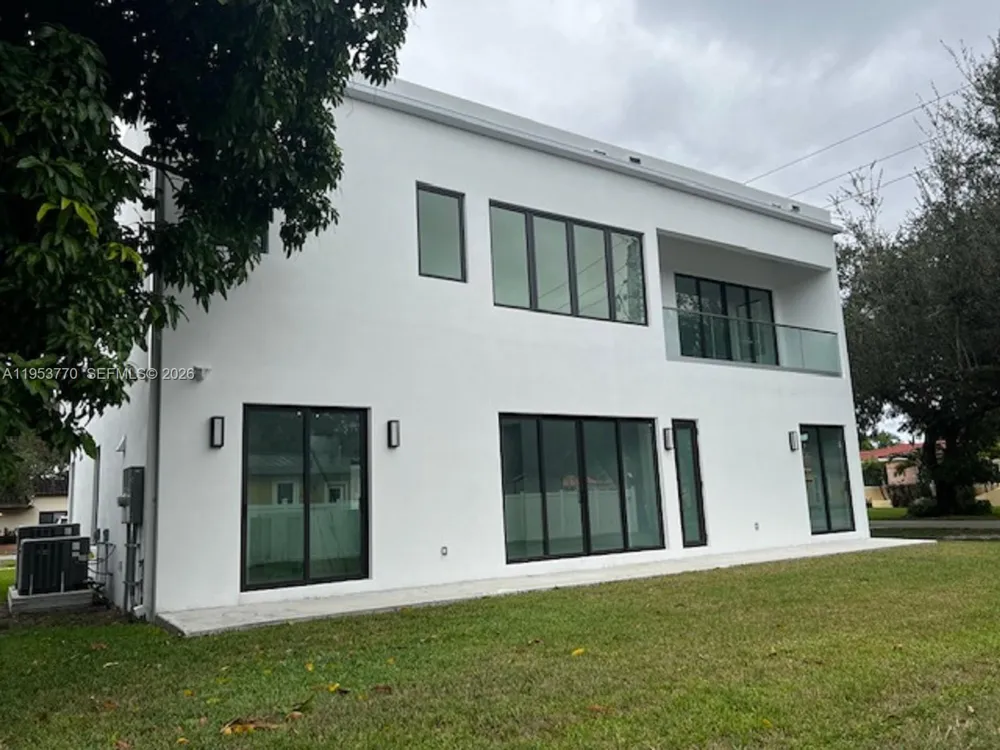 2 Hough Dr Miami Springs, FL 33166