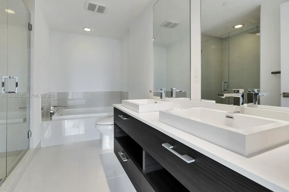 45 SW 9th St #1806 Miami, FL 33130
