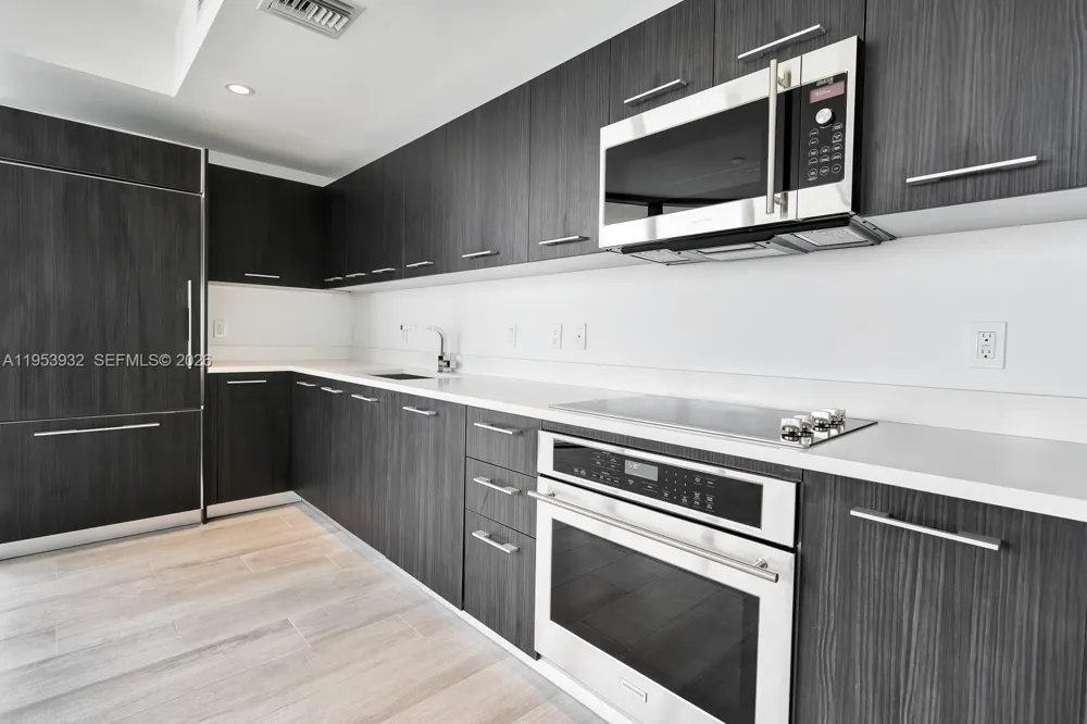 45 SW 9th St #1806 Miami, FL 33130