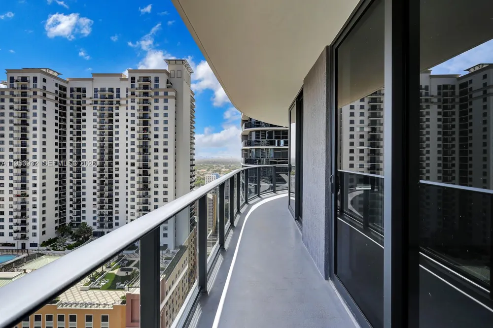 45 SW 9th St #1806 Miami, FL 33130
