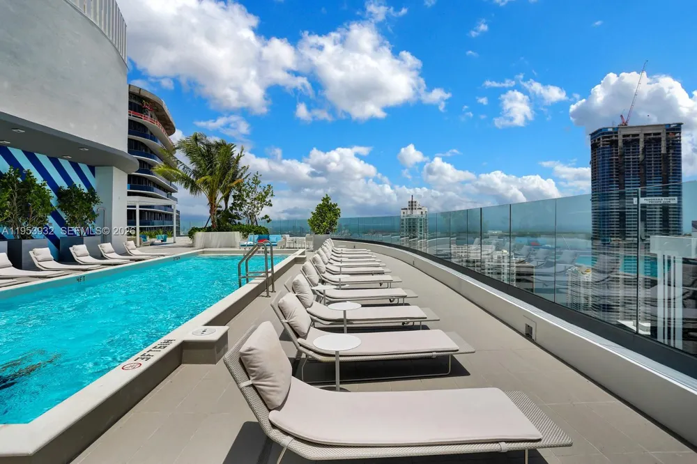45 SW 9th St #1806 Miami, FL 33130