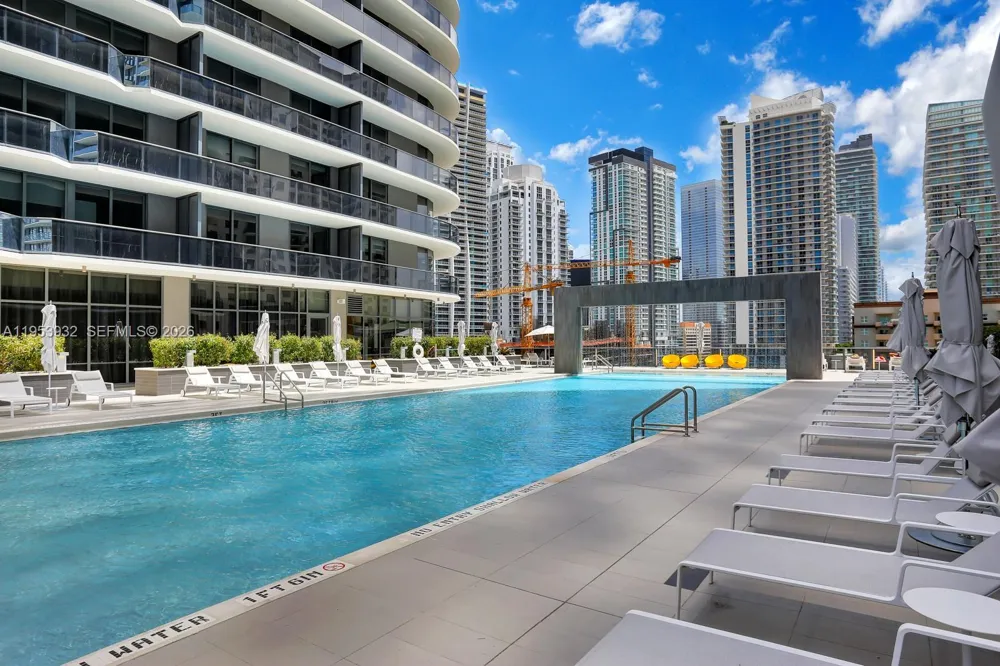 45 SW 9th St #1806 Miami, FL 33130