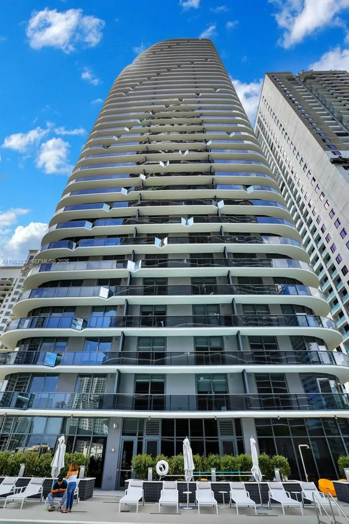 45 SW 9th St #1806 Miami, FL 33130