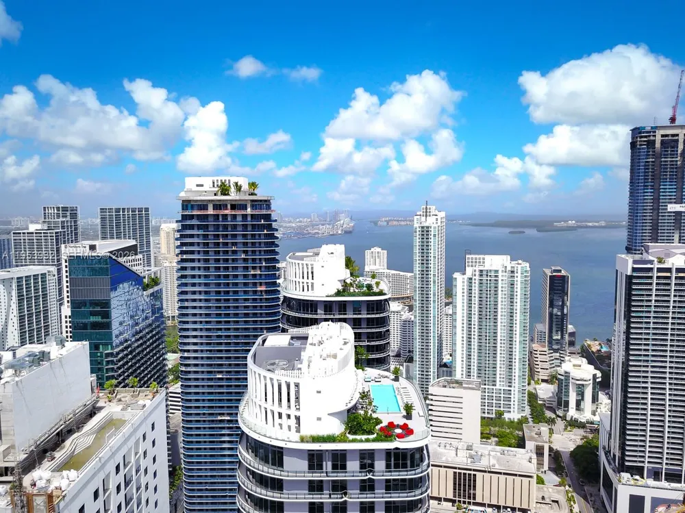 45 SW 9th St #1806 Miami, FL 33130