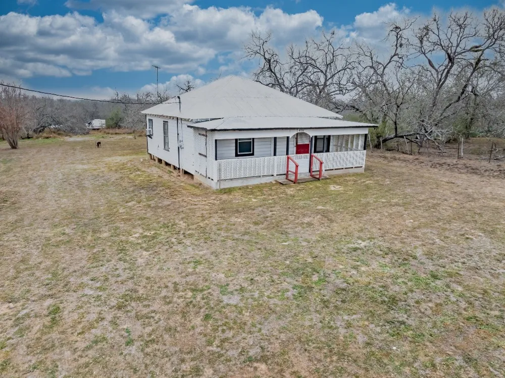 406 Carpenter Street Smiley, TX 78159