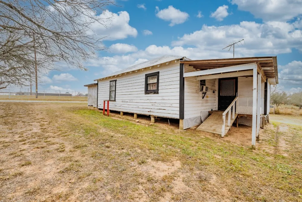 406 Carpenter Street Smiley, TX 78159