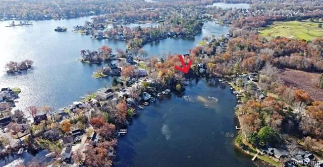 121 Central Drive Lake Orion Village, MI 48362