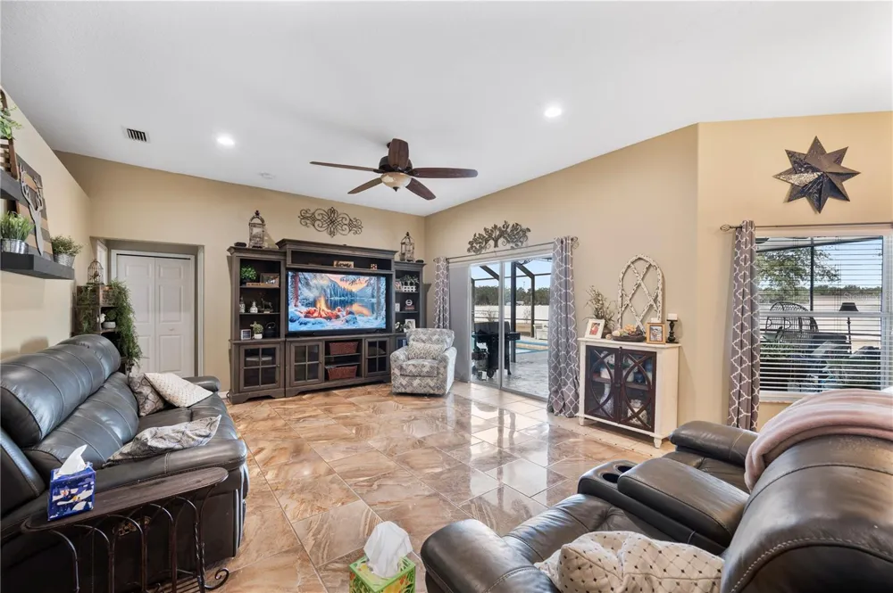 4403 AVONDALE GROVES STREET Plant City, FL 33567