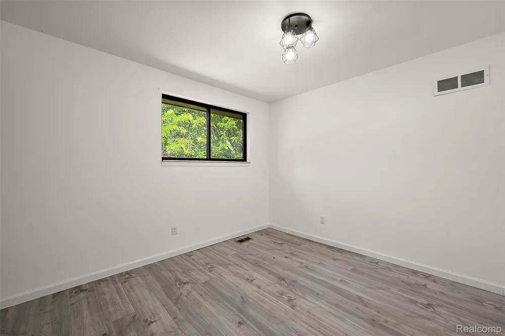 7427 Emerson Washington Township, MI 48094