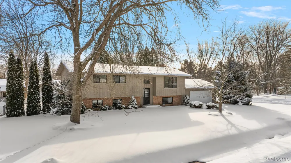 7427 Emerson Washington Township, MI 48094