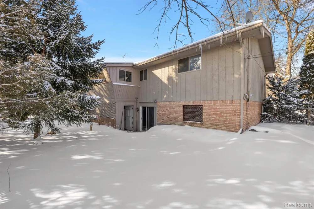 7427 Emerson Washington Township, MI 48094