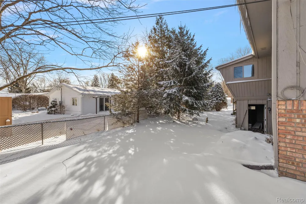 7427 Emerson Washington Township, MI 48094