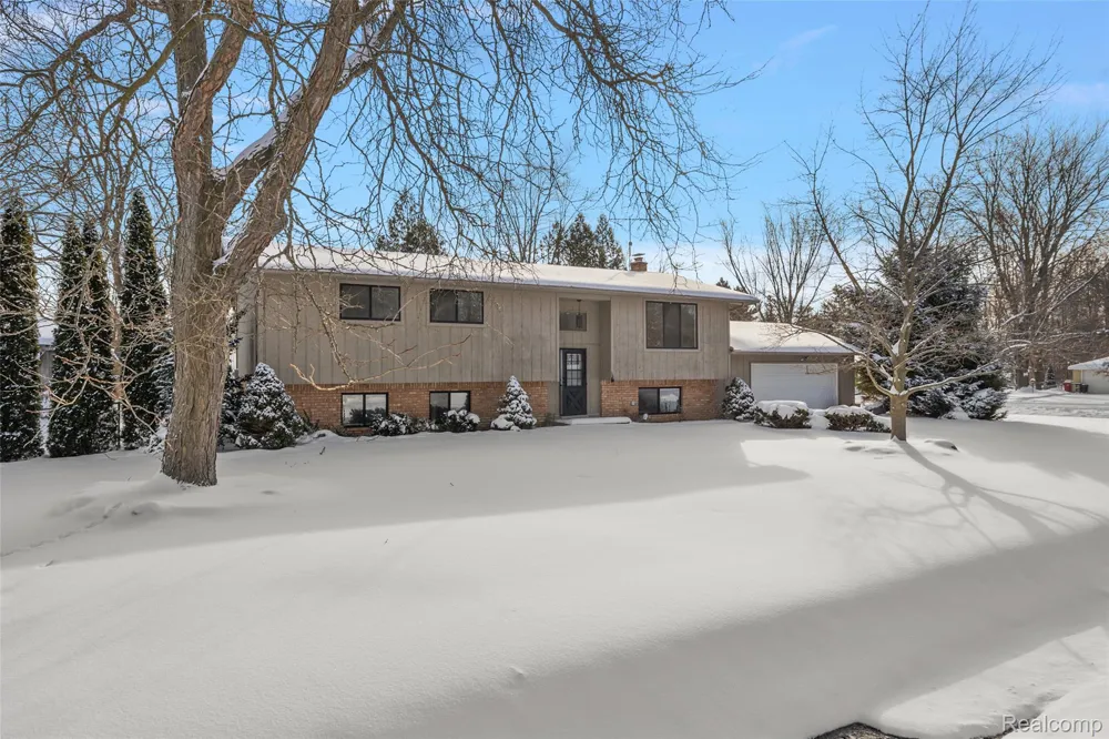 7427 Emerson Washington Township, MI 48094