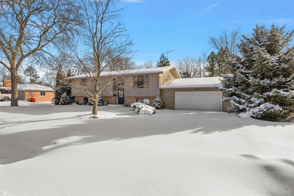 7427 Emerson Washington Township, MI 48094