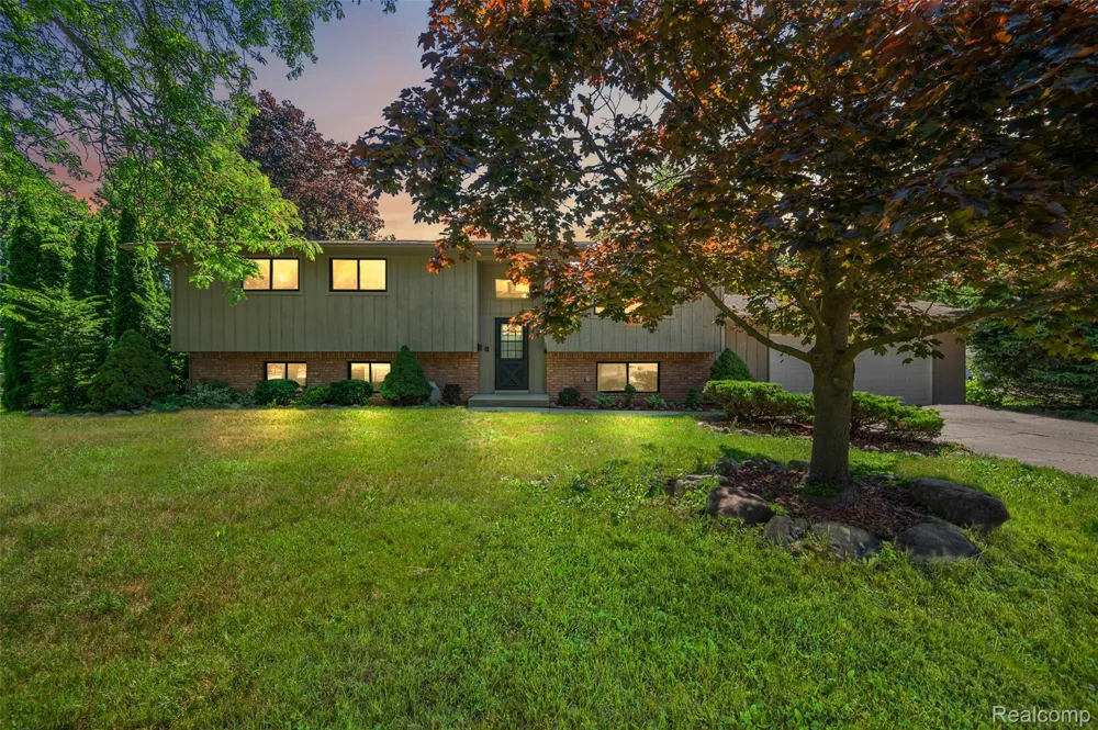 7427 Emerson Washington Township, MI 48094