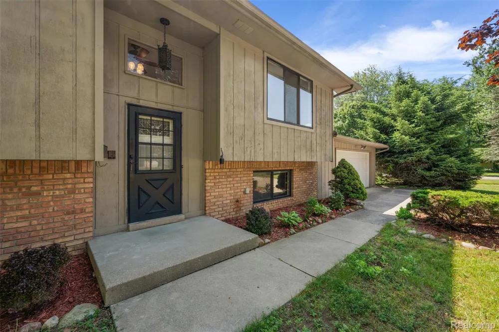 7427 Emerson Washington Township, MI 48094