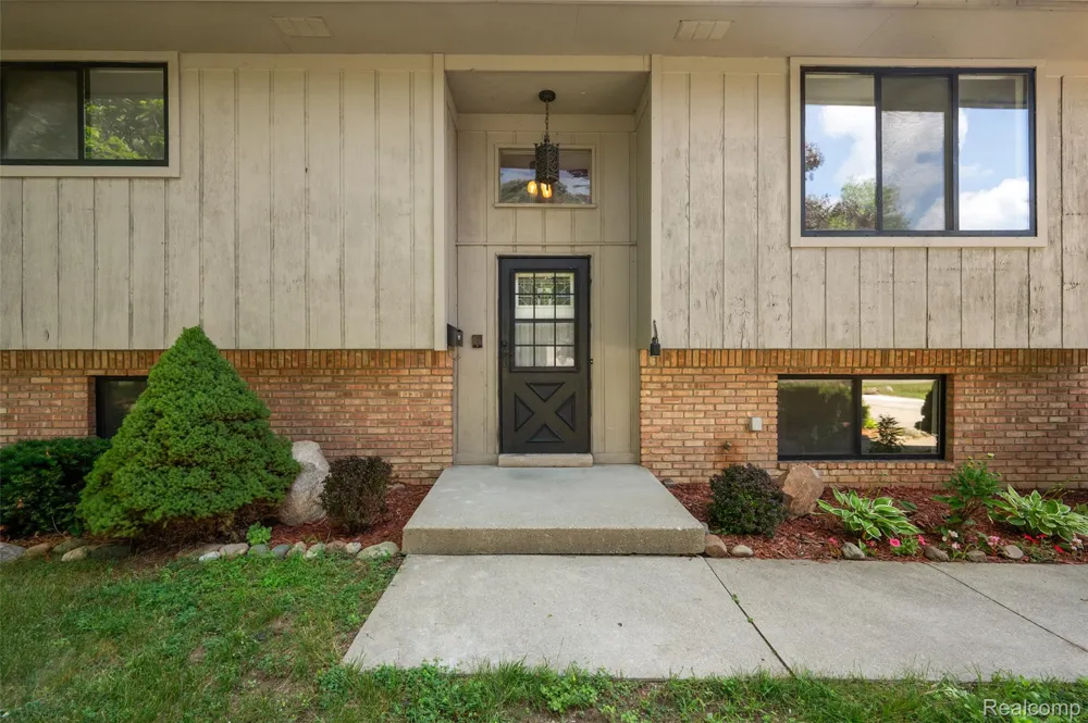 7427 Emerson Washington Township, MI 48094