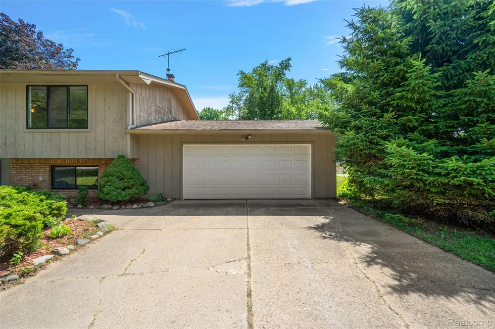 7427 Emerson Washington Township, MI 48094