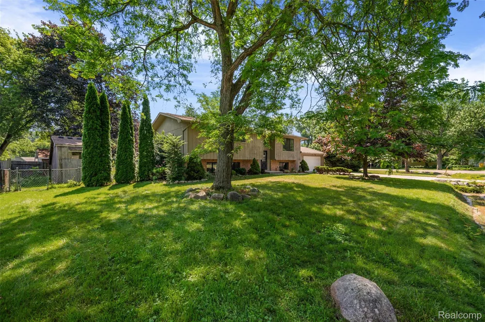 7427 Emerson Washington Township, MI 48094