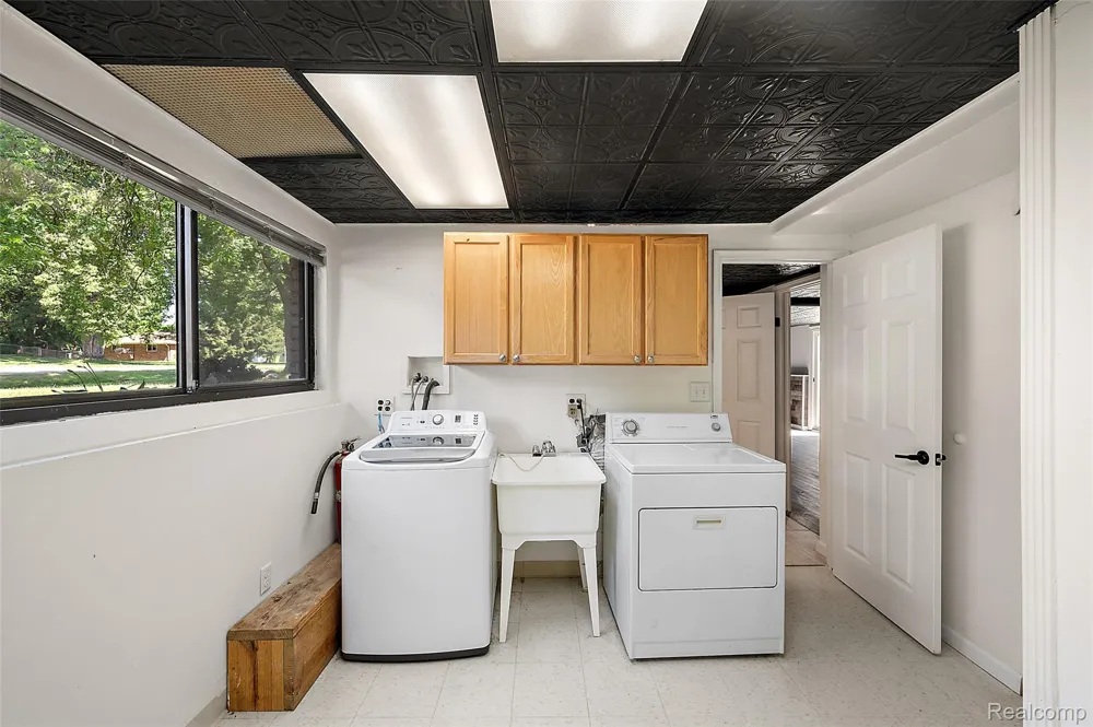 7427 Emerson Washington Township, MI 48094