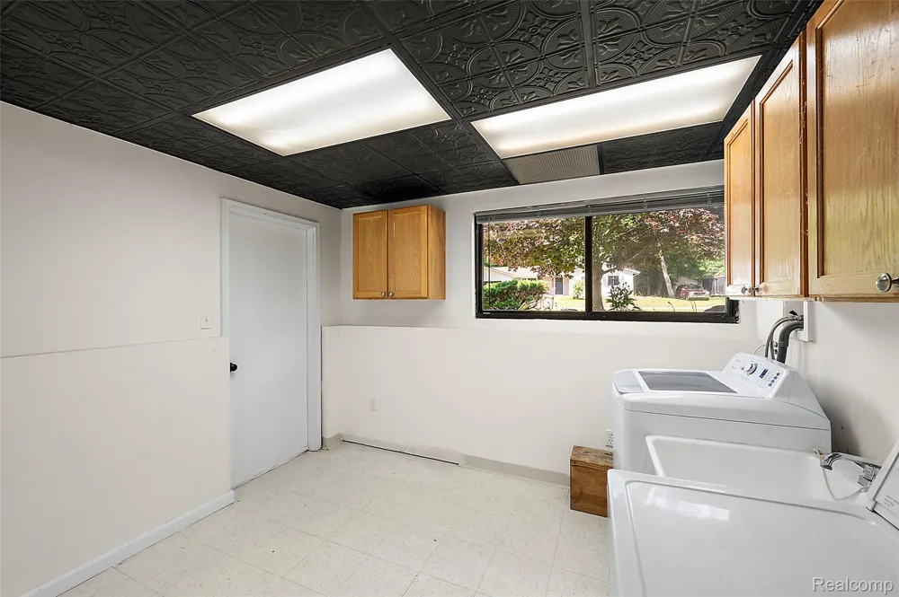 7427 Emerson Washington Township, MI 48094