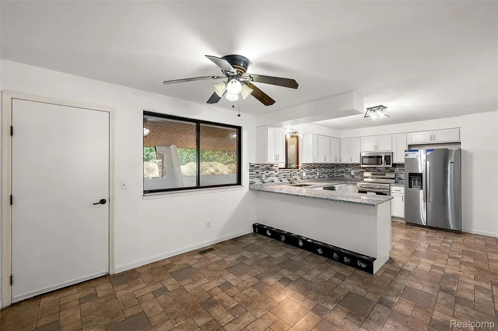 7427 Emerson Washington Township, MI 48094